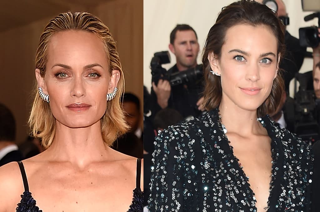 El peinado wet look peinado para atrás destaca la belleza de Amber Valetta.