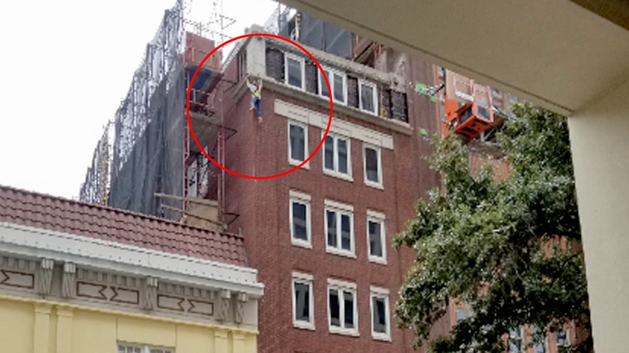 Este trabajador se salva por poco de morir tras colapso de un andamio