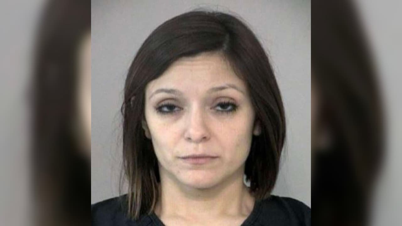 Lillian Cameron quien trabajaba como maestra de la escuela preparatoria Ridge Point en el condado Fort Bend se entregó a la policía en abril de 2016 y fue acusada de relación inapropiada con un estudiante.