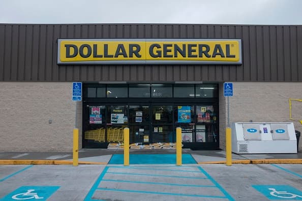 <b>Dollar General:</b> La cadena nacional quiere emplear a más de 50,000 empleados para fines de abril, según un comunicado de prensa. Los trabajos serán temporales, pero van desde ubicaciones de tiendas hasta centros de distribución, instalaciones de almacenamiento en frío y su red de flota privada.