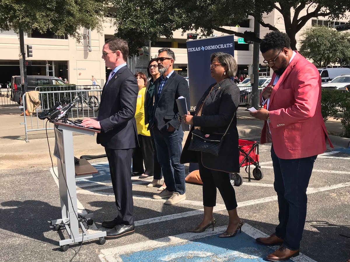 Juez del condado de Dallas, Clay Jenkins dice que Trump “está aterrorizado de perder en Texas”. Líderes y representantes demócratas se pronuncian de cara a la visita de Trump a Dallas.