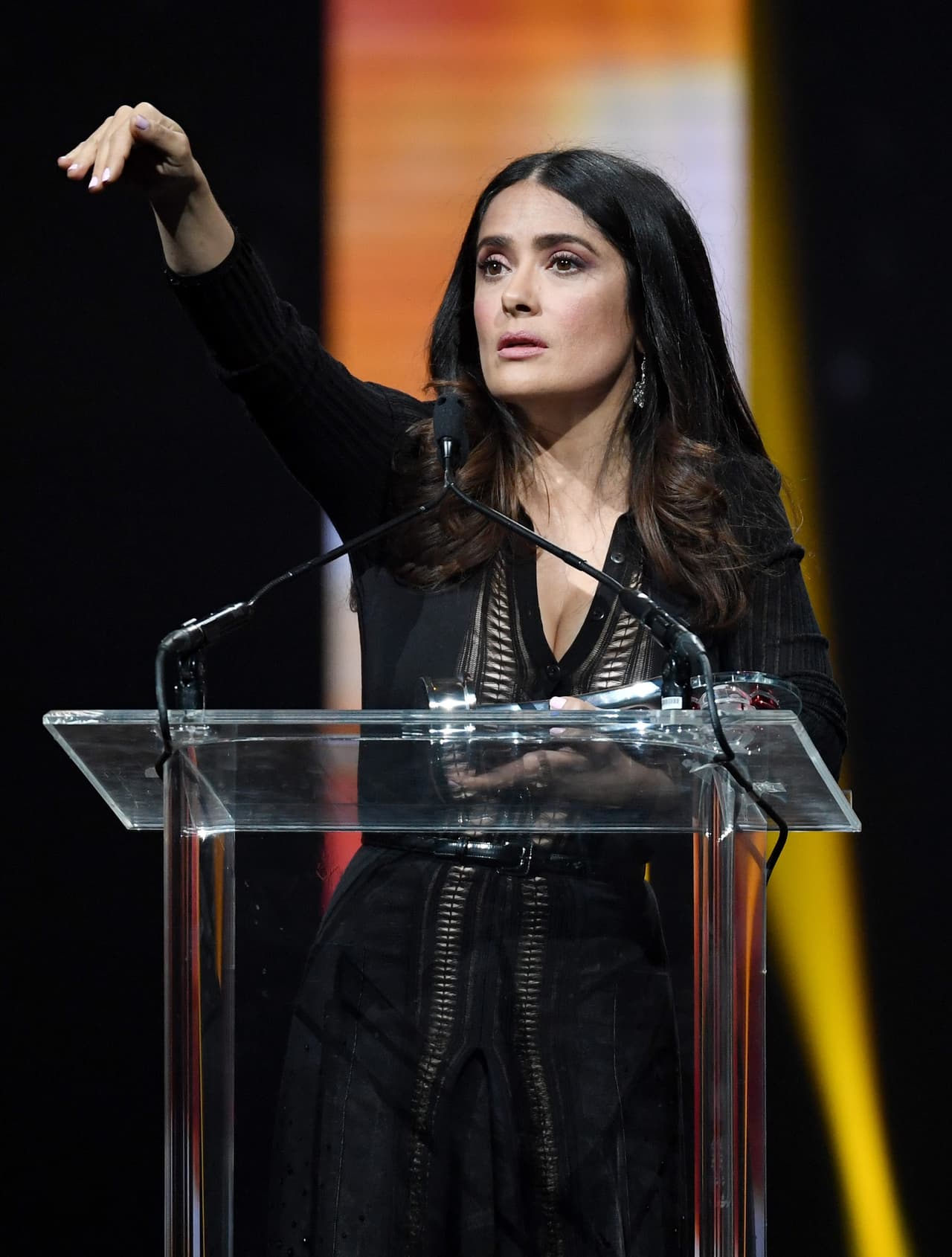 En 'GMA' le preguntaron si en la vida real había albergado en su casa a un familiar, como pasa en la cinta 'How to Be a Latin Lover', y Salma Hayek respondió: "Baby, I'm mexican! (Cariño, soy mexicana), puedo alojar hasta 30 personas en mi casa".