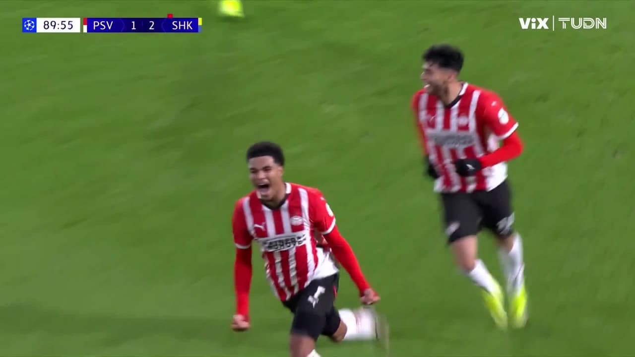 ¡Golazo enfermo del PSV! Tillman aprovecha rebote del Chucky y pone el 2-2