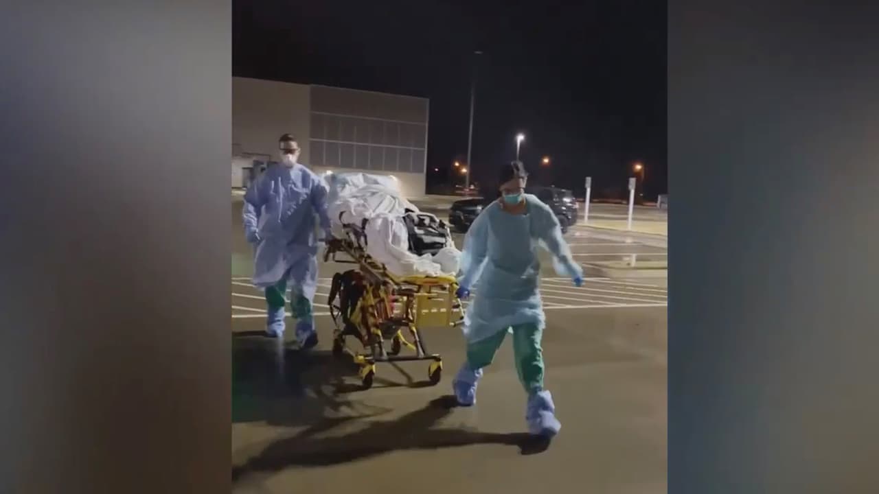 La mujer dijo a Univision 45 que lamenta el que su esposo haya estado internado sin compañía y que era el momento en el que más la necesitaba. “No podemos permitir que nuestros seres queridos mueran solos o pasen entre uno y nueve meses en un hospital sin recibir una caricia de sus seres queridos”, indicó.