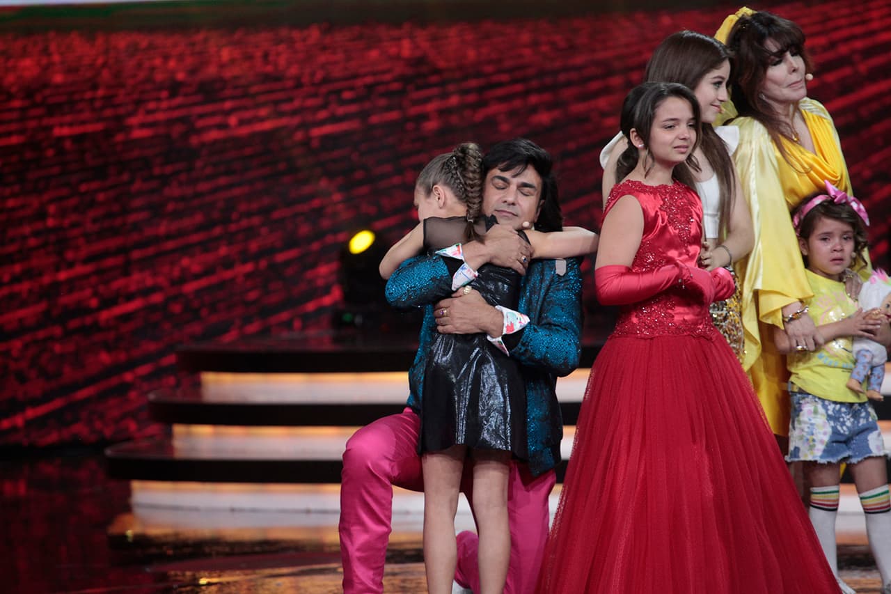 Albertano también se apresuró a pasar a la pista para darle un abrazo a quienes debían dejar la competencia.