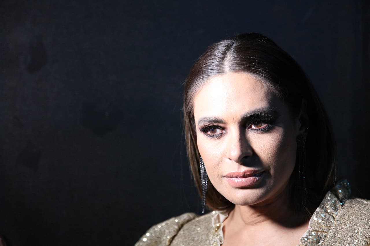 Para equilibrar el maquillaje de los ojos, Galilea llevó los labios en un tono más natural pero mantuvo el gloss.