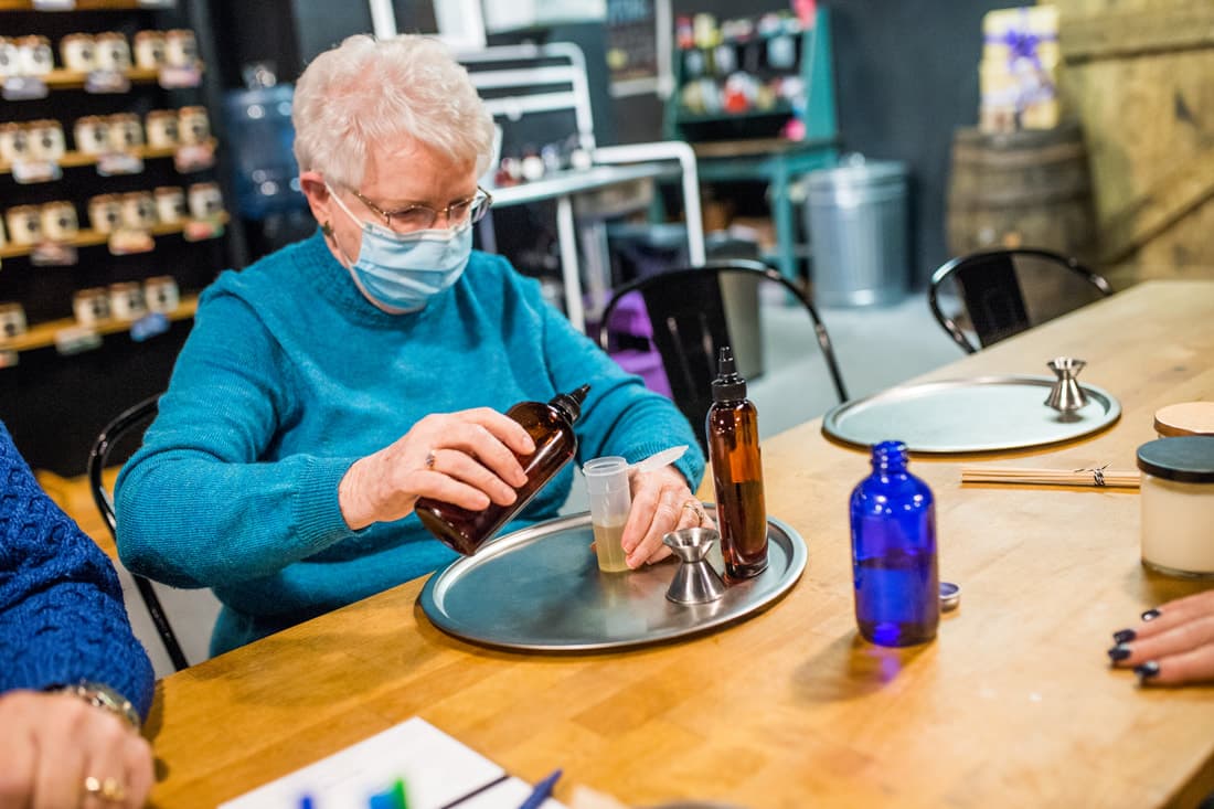 <b>DISFRUTEN DE UNA EXPERIENCIA SENSORIAL</b>. En 
<b><a href="https://www.scentandsip.com/makeareservationatscentandsip.html" target="_blank">Scent & Sip</a></b>, los huéspedes reciben una paleta de aromas para experimentar antes de dejar que su imaginación se haga cargo de un producto que habla de su esencia individual, indican sus promotores. Desde velas y lociones hasta jabones y aceites.