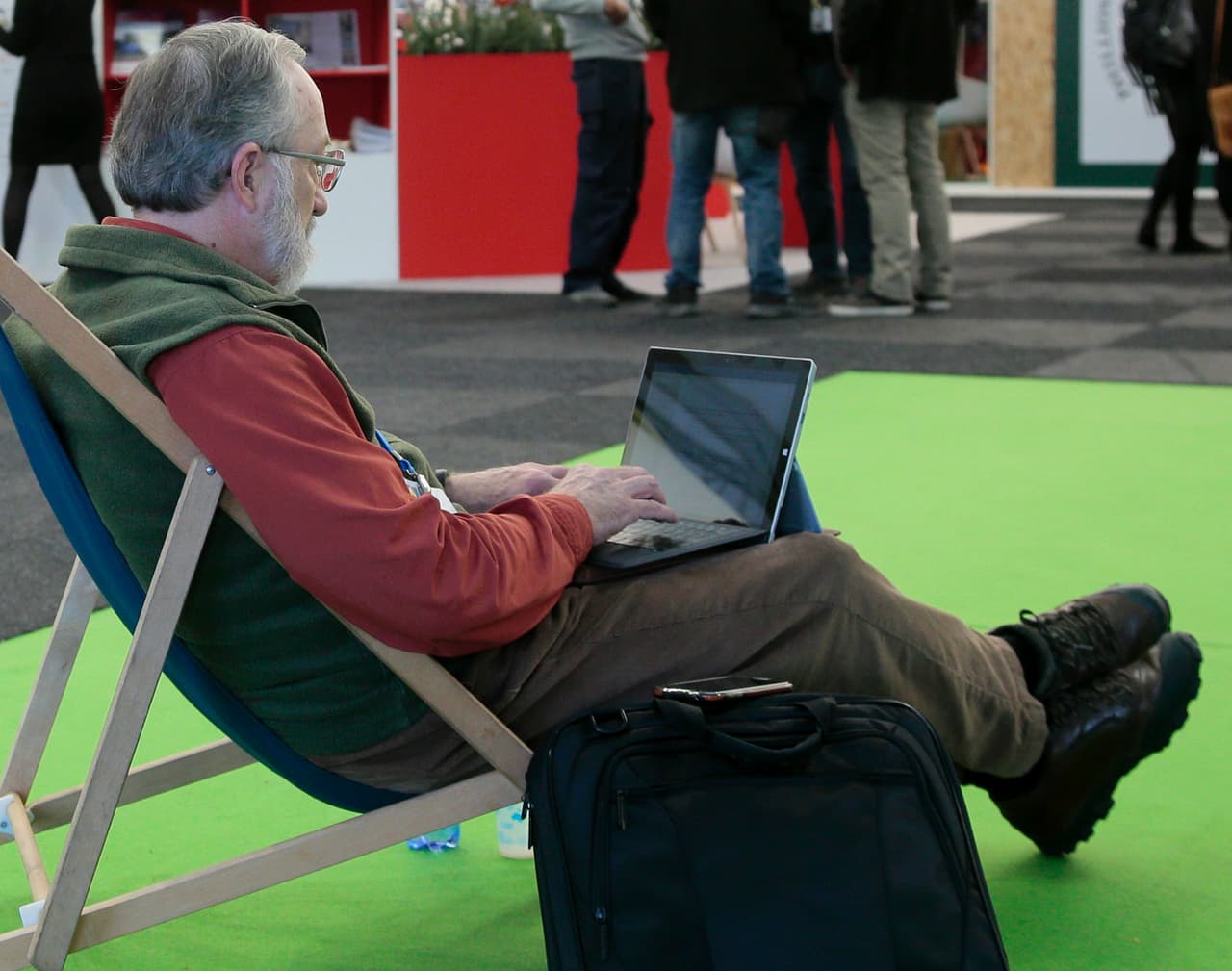 <b>Los dispositivos electrónicos alteran la producción de semen: cierto</b>. En línea con el argumento anterior, si se coloca la laptop encima de las piernas durante mucho tiempo, esto puede elevar la temperatura del escroto en varios grados, tal y como reveló un estudio de la Universidad de Nueva York publicado en la revista Human Reproduction, en 2004. Actualmente los científicos están investigando si las ondas de radio generadas por los teléfonos móviles inciden en el esperma.