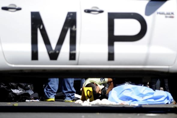 El pasado fin de semana tres supuestos delincuentes fueron rescatados por la policía de una turba que pretendía linchar en el centro histórico de la capital guatemalteca.