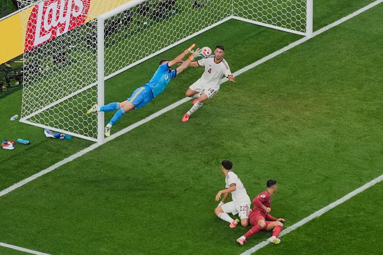 El portero de España, Unai Simón (23), detiene el balón durante el partido de octavos de final de la Copa del Mundo entre Portugal y España en Arlington, Texas, cerca de Dallas, el lunes 6 de julio de 2026.