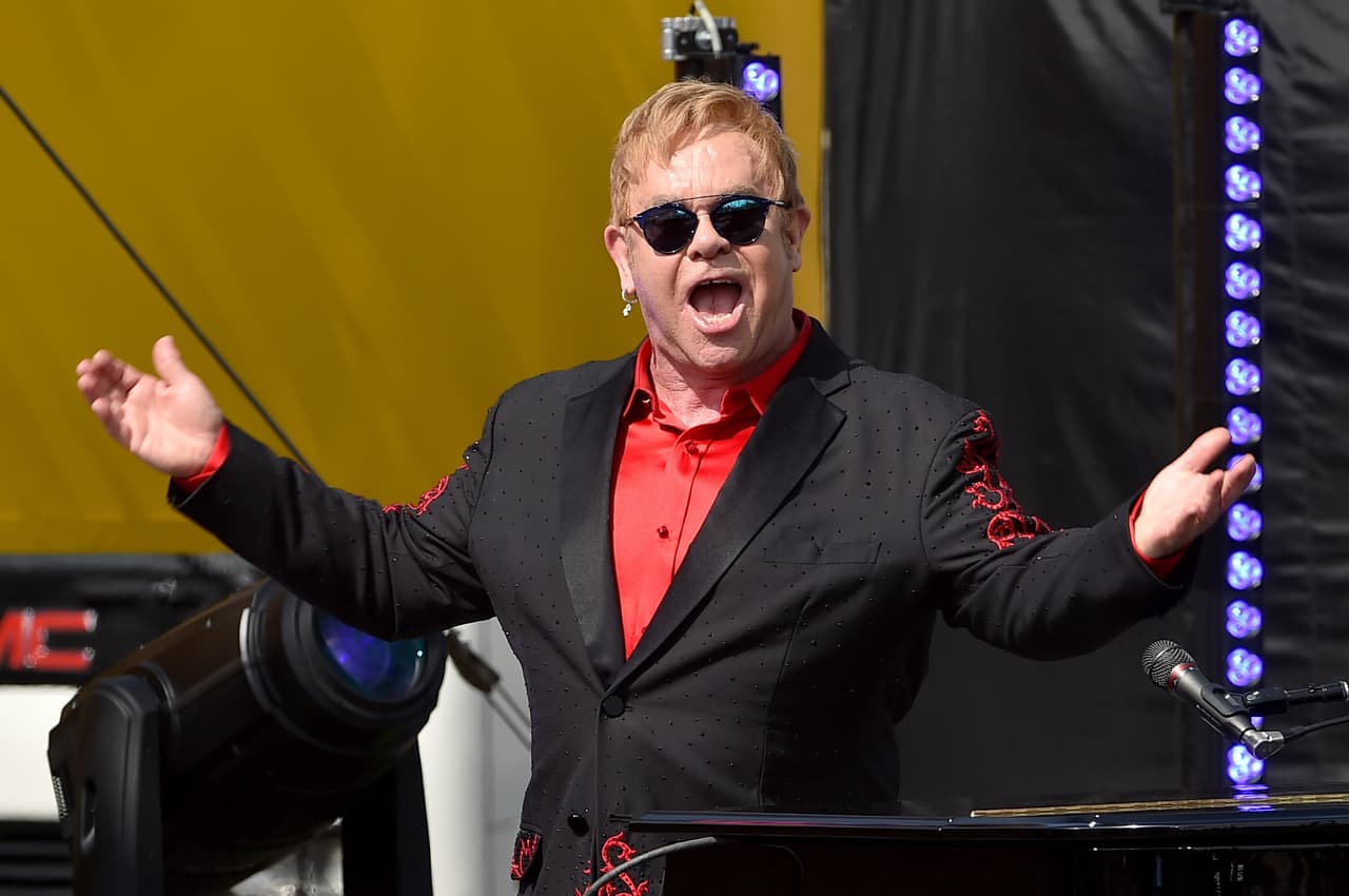 Sir. Elton John es otro nacido bajo el signo de Aries. Su cumpleaños es el 25 de marzo.