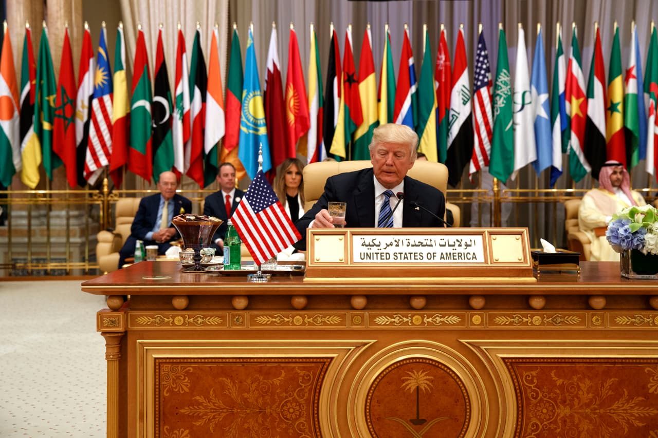 <b>Listo para el discurso.</b> Un vaso de agua justo antes de comenzar discurso del presidente 
<b><a href="http://www.univision.com/noticias/politica/el-discurso-de-trump-en-arabia-saudita-sobre-el-islam-se-parece-poco-al-suyo-y-mas-al-de-obama">Donald Trump en la cumbre Islámica-Americana de Arabia Saudita</a></b>.