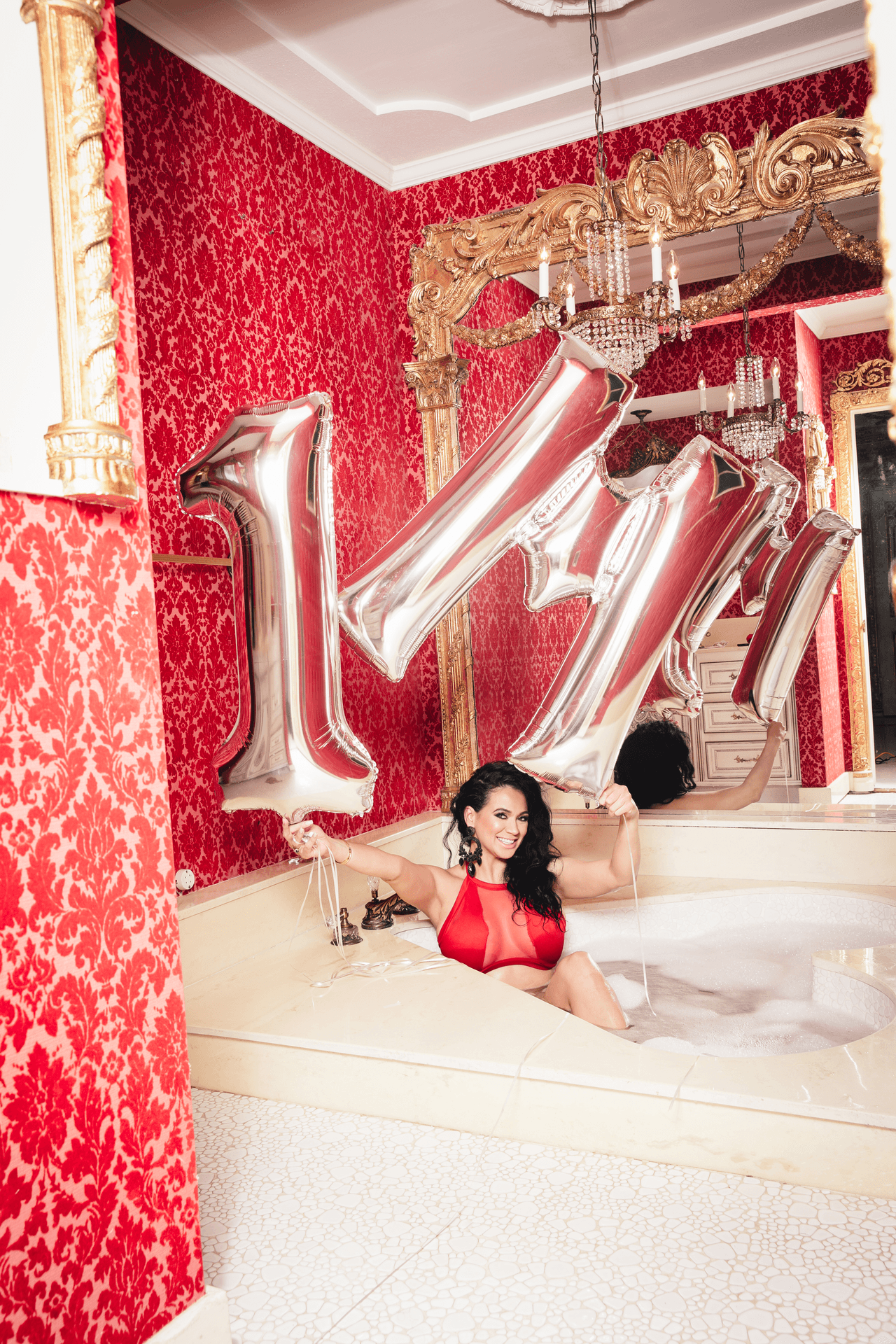 Mientras tanto, síguela en sus redes y escúchala en El Bueno, La Mala y El Feo por tu estación de radio favorita.