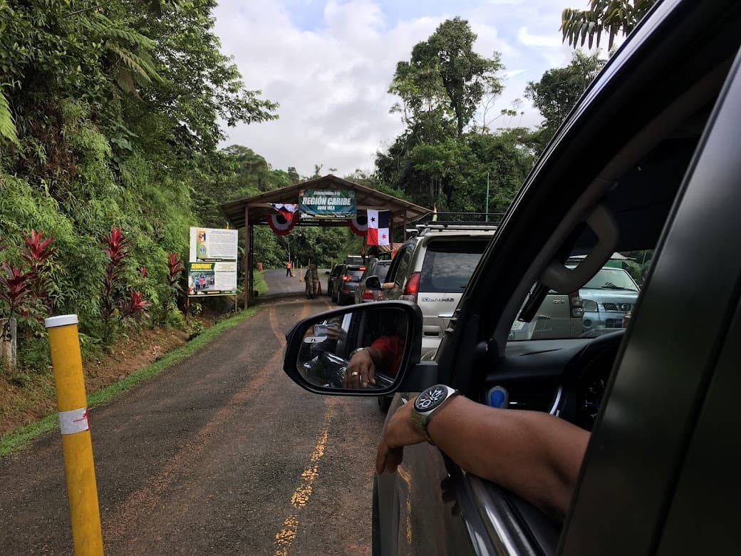 La entrada al territorio autónomo indígena de Guna Yala, cerca de la costa atlántica de Panamá, está vigilada por la policía fronteriza panameña con SENAFRONT.