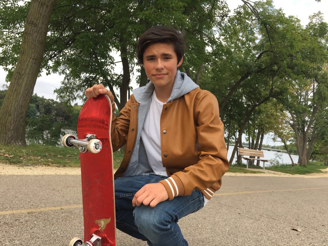 Su patineta roja es su mejor amiga.