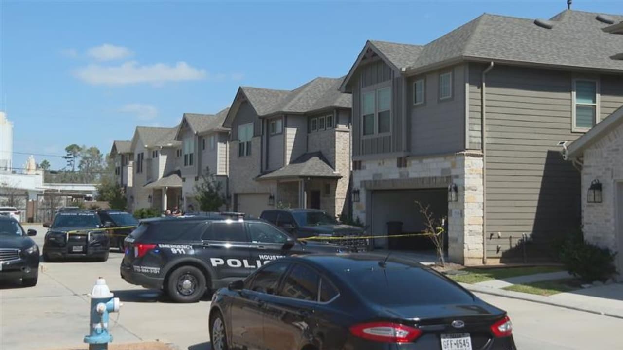 Hallan a mujer asesinada en su casa: el esposo estaba cubierto de sangre y tocando puertas