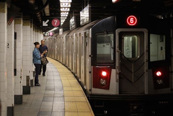 El sistema de trenes subterráneos y autobuses de la ciudad de Nueva York reanudó gradualmente su servicio el lunes, después que la tormenta tropical Irene obligó a un cierre sin precedentes del sistema más grande de transporte colectivo de Estados Unidos.