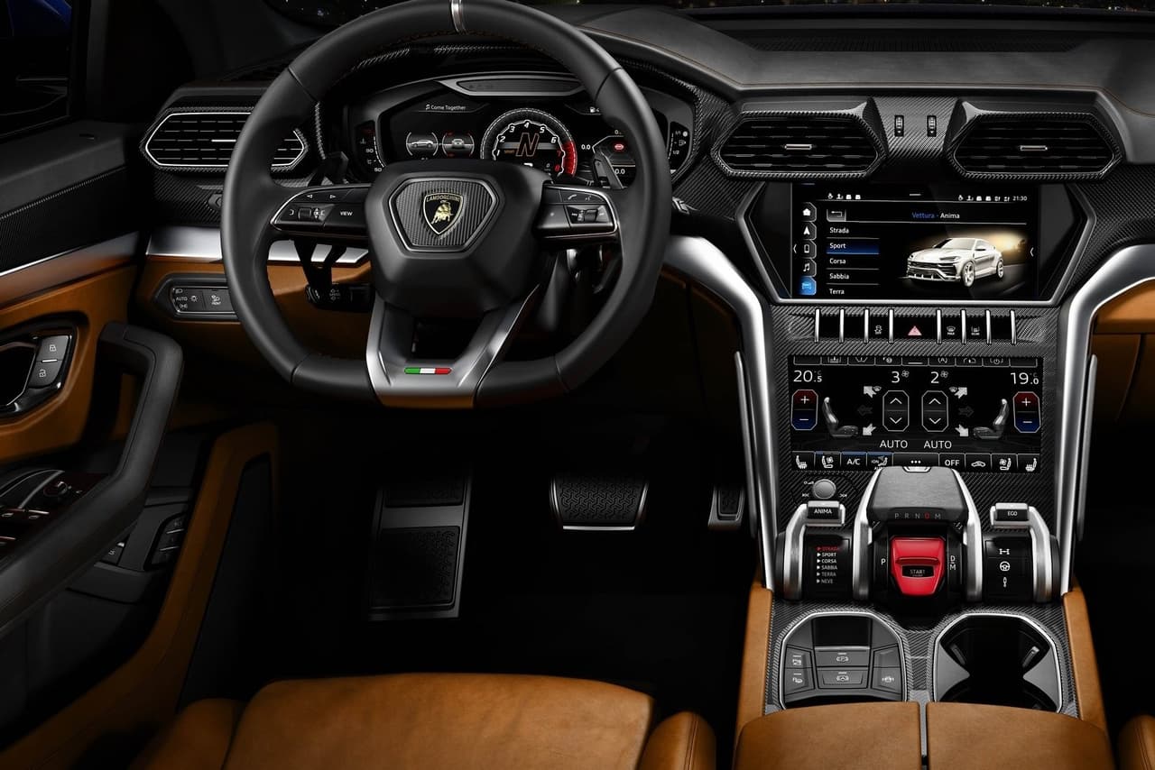 Este modelo se ha convertido en uno de los favoritos entre los famosos debido a que combina la deportividad y el lujo característico de Lamborghini con la versatilidad que ofrece un vehículo utilitario.