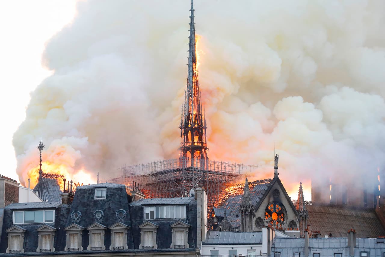 Hay quienes están equiparando el incendio de la torre y la aguja de la catedral de Notre Dame con esta imagen de la jirafa en llamas de Nostradamus.