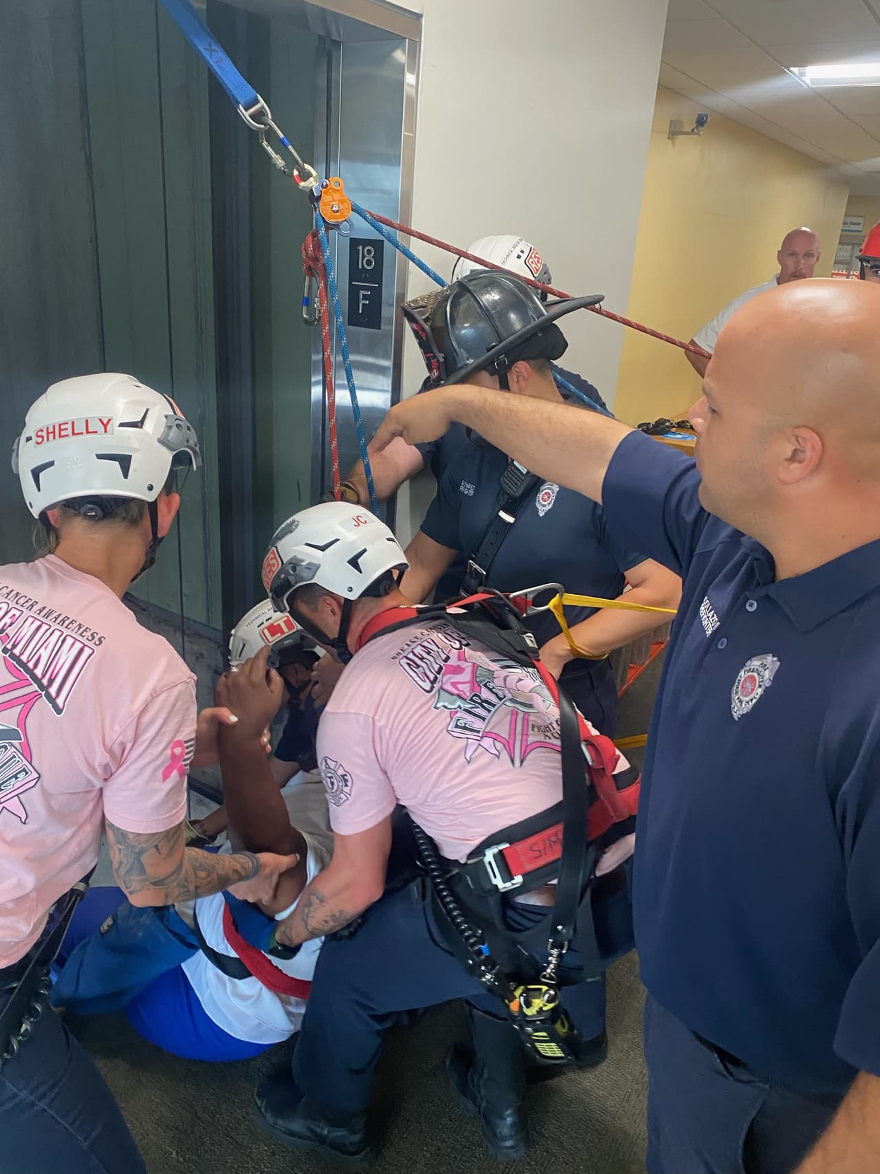 Los ocupantes fueron subidos uno por uno los tres pisos por un especialista de rescate, con las poleas y arneses de seguridad. Todos en buenas condiciones.