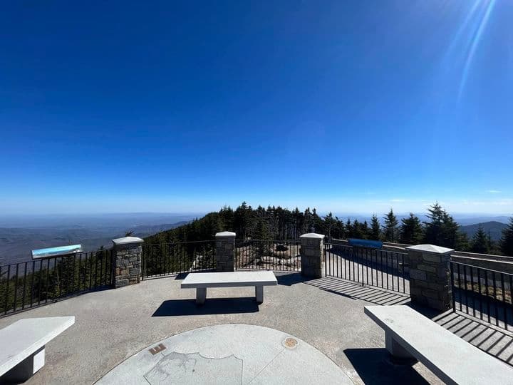 Encuentra más información sobre Mount Mitchell,
<a href="https://www.ncparks.gov/state-parks/mount-mitchell-state-park"><b>aquí</b></a>.