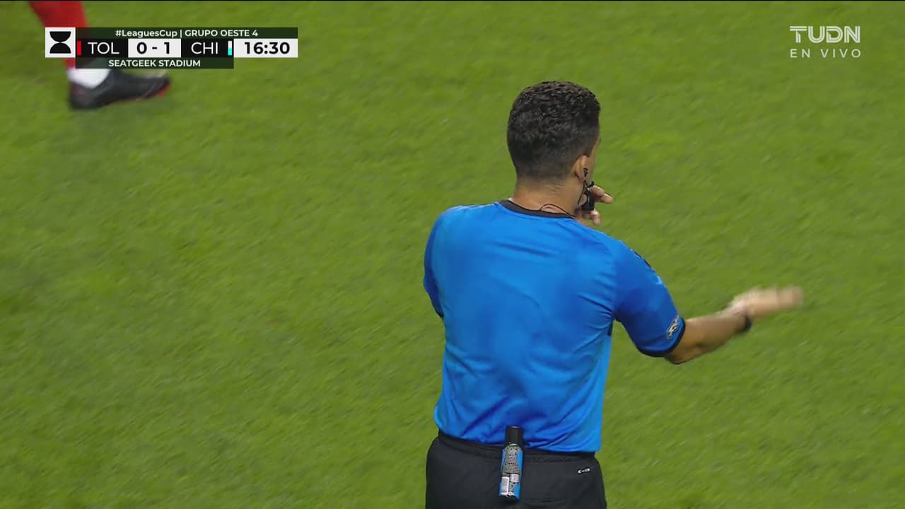 ¡Nada que marcar! El árbitro revisa el VAR y no hay penalti