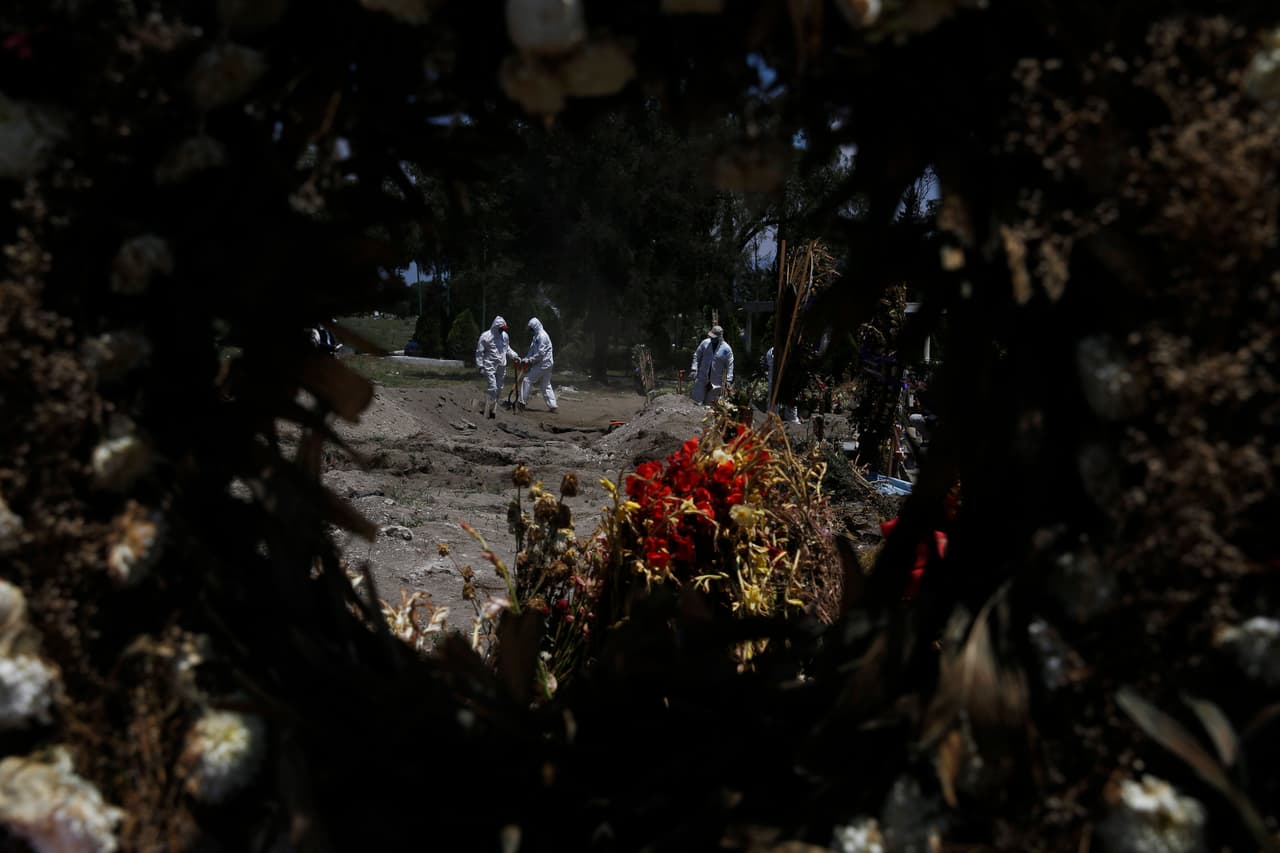 “Es una labor no reconocida del panteonero”, dijo García. “Al contrario, recibimos maltratos, somos los olvidados, los héroes anónimos. El último eslabón de esta pandemia”, agregó.