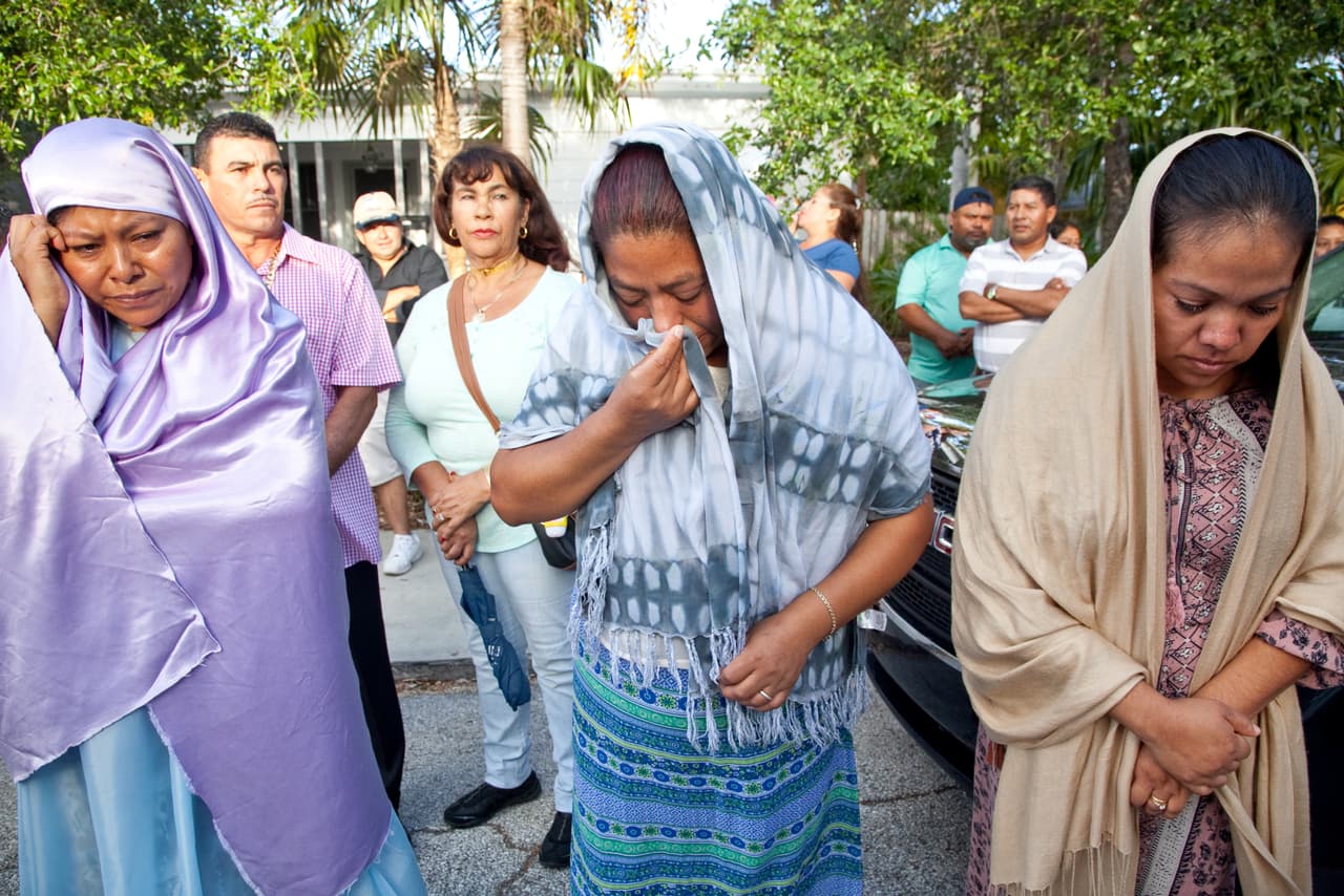 Aunque, advierte una de las asistentes, Natividad Jiménez, "aquí no es igual que en Guatemala. Allá la gente no cocina desde el miércoles y no se puede coser con agujas" porque con un objeto punzante le hicieron las llagas a Jesucristo, explica.