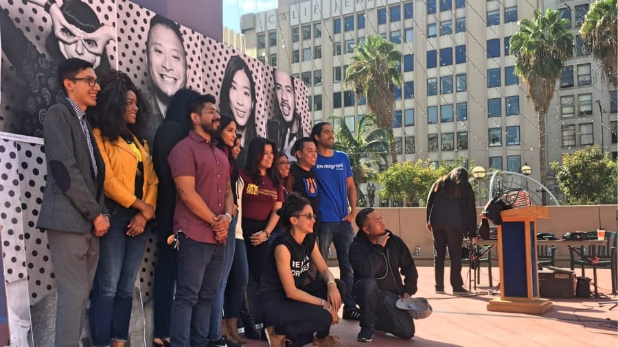 Dreamers se tomaron la foto en la parada que hizo la cámara móvil en Los Ángeles el 6 de noviembre de 2017.