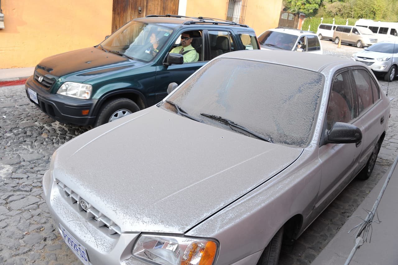 <b>Limitar funciones del auto</b>
<br>Por ejemplo, es recomendable no encender el sistema de aire acondicionado hasta depués que haya pasado la emergencia por completo y 
<a href="Cómo limpiar la ceniza volcánica de tu carro" target="_blank"><b> hayaspodido limpiar la ceniza volcánica de tu auto</b></a>.