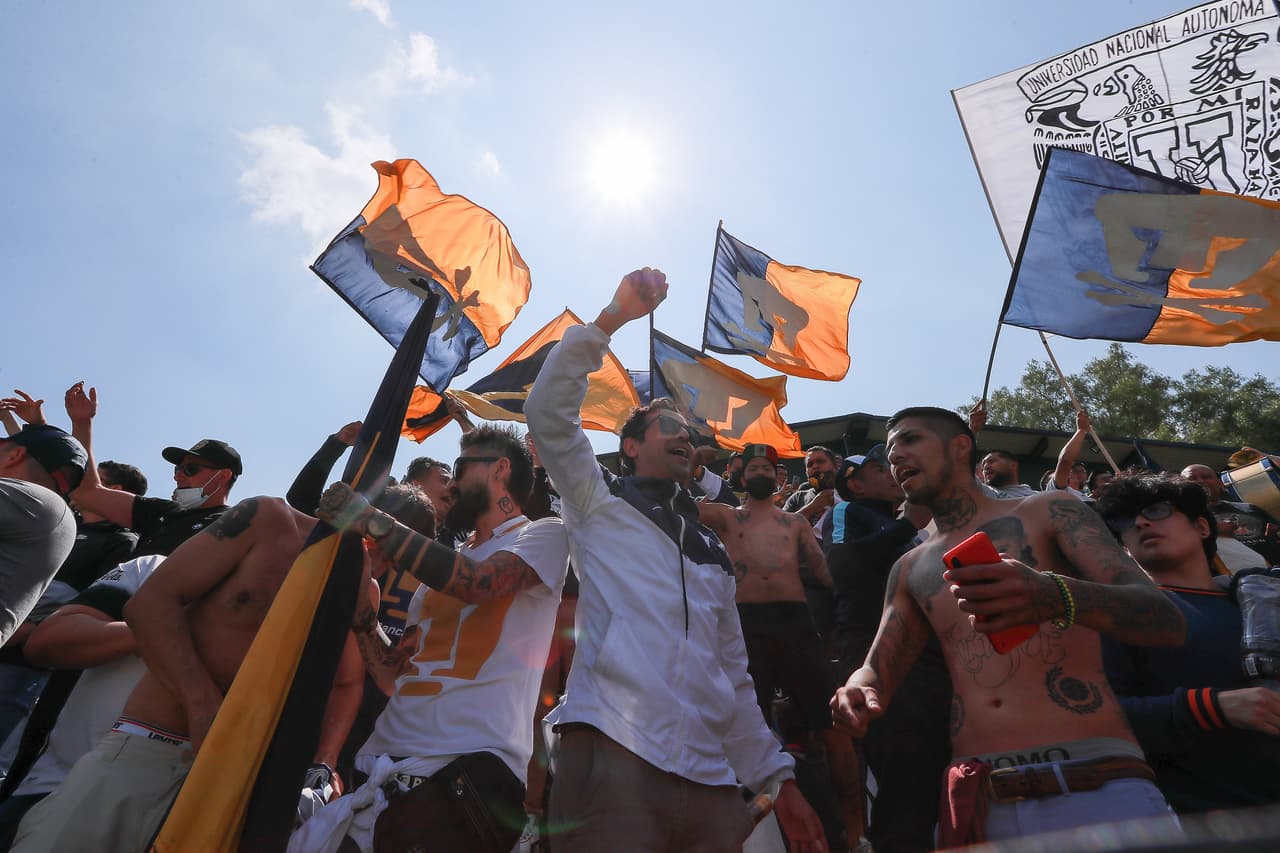 Así fue la presentación de Dani Alves ante la afición de Pumas en Cantera; el brasileño eligió el número 33.