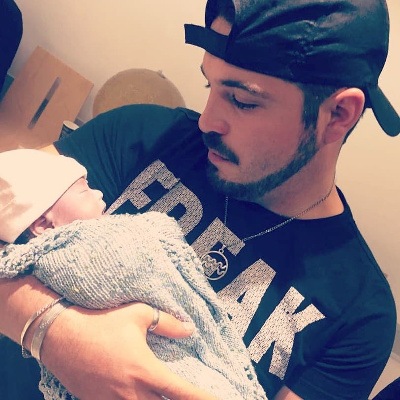 El 30 de junio de 2020, Santana compartió en Instagram una fotografía en la que aparece cargando a Julieta. “Hoy te he pensado mucho, quiero que sepas que te amo, hija hermosa”, escribió en un mensaje.
<br>