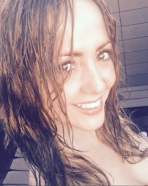 El cabello húmedo la hace lucir muy coqueta.