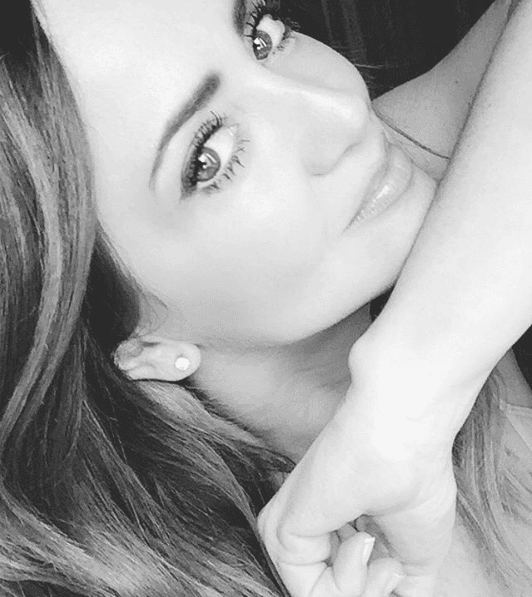 Ella sabe muy bien como mostrar todos sus encantos.