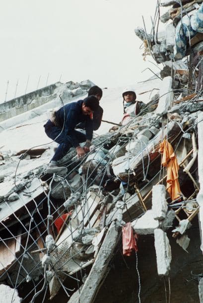 Terrenos baldíos llenos de escombros, edificios vacíos y construcciones dañadas permanecieron por más de 15 años abandonadas en el ahora glamoroso Paseo de la Reforma, así como el centro histórico y otros barrios aledaños.