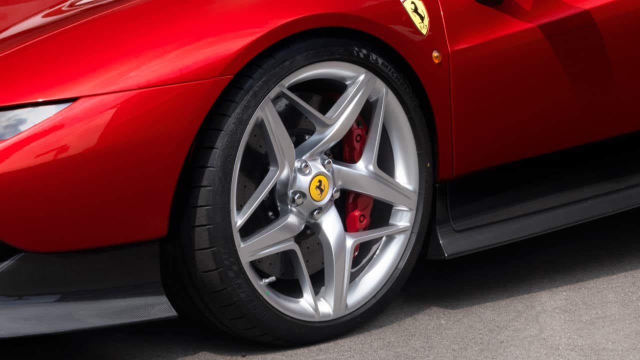 Lo rines con diseño de cinco brazos, simulan una estrella. Debajo de estos se pueden ver unos enormes frenos carbocerámicos.