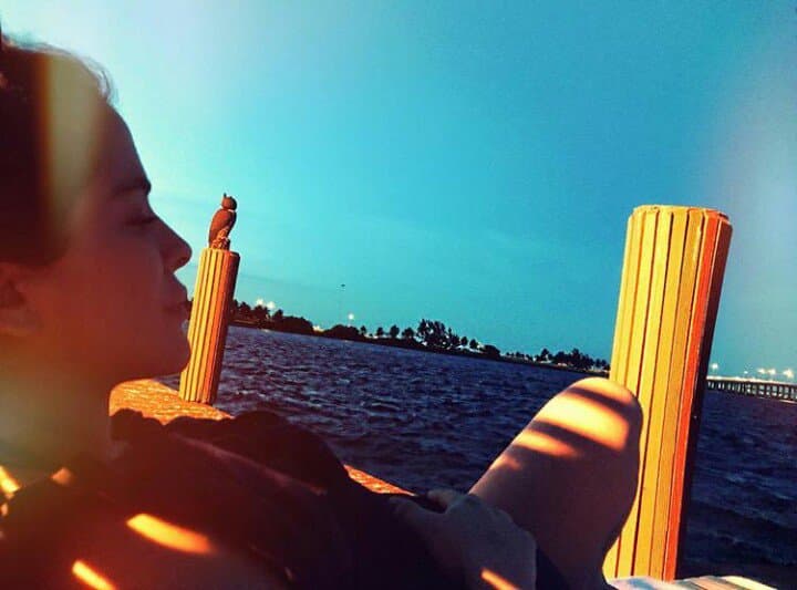 Los primeros meses de su embarazo trató de disimularlo, pero ahora siempre posa con orgullo acariciando a su futuro bebé. En esta imagen se puede ver la tranquilidad que tiene la actriz, pues sabe que su bebé nacerá rodeado de amor, pues sus amigos y familiares ya lo esperan con mucha expectativa.