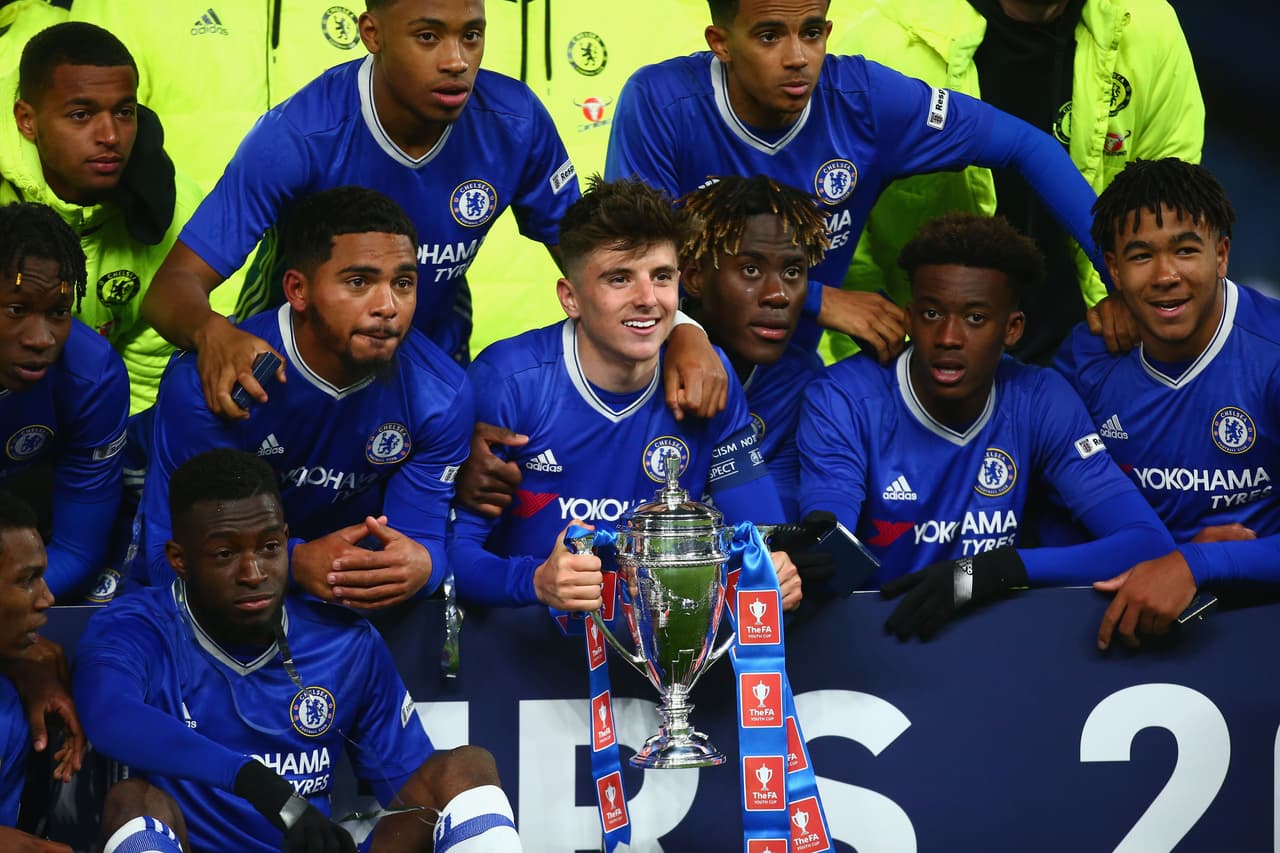 En 2017 conquistó la FA Cup juvenil con el Chelsea siendo pieza vital en el centro del campo.