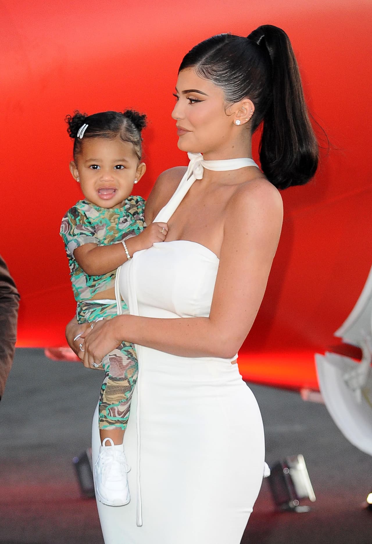 La ocasión fue bastante importante, pues se trató de la premier del documental de Netflix ‘Look Mom I Can Fly’, enfocado en el ascenso a la fama del rapero. Ahí, se dejó ver con un conjunto de un estampado colorido.