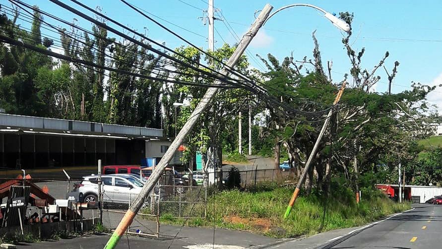 Muerte de pareja enciende alarmas por postes averiados o mal instalados tras el paso del huracán María en Puerto Rico