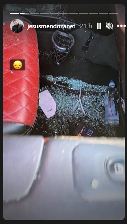 Dentro del vehículo también se podían observar algunos de los cristales y objetos del intérprete desperdigados debajo del asiento del copiloto. 
<br>