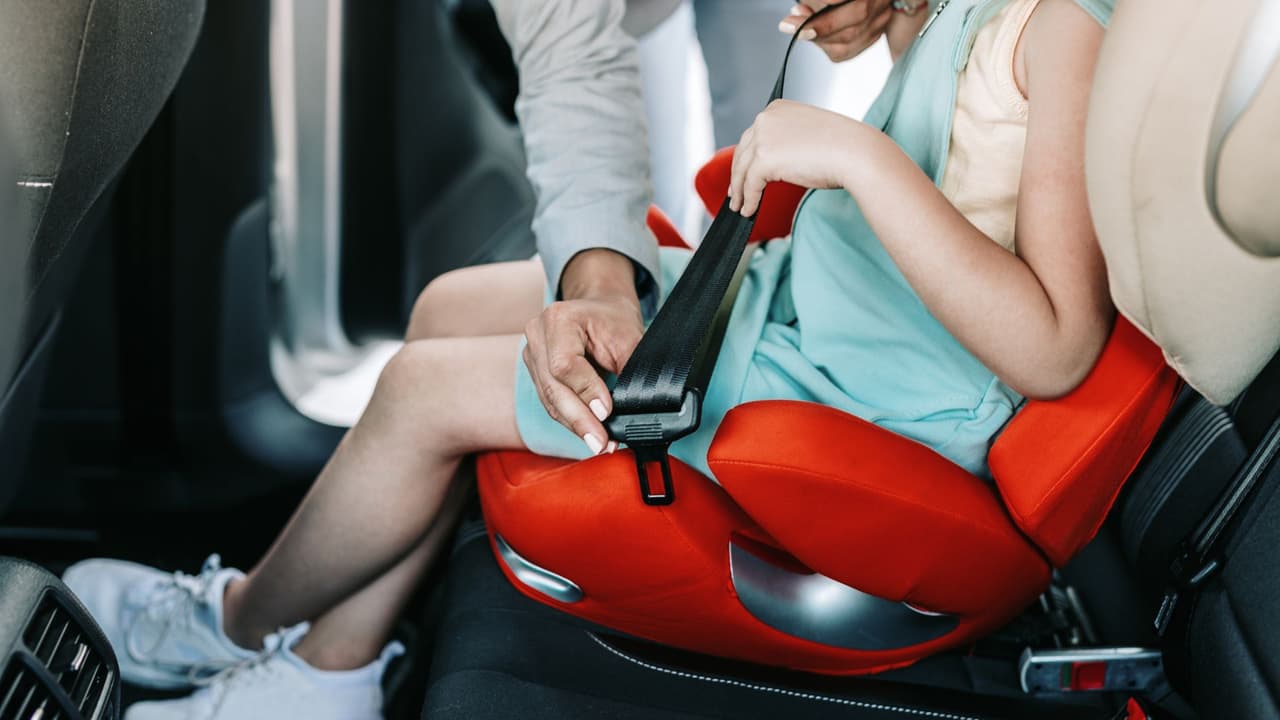 <h3 class="cms-H3-H3">Niños y booster, la parte que más confunde </h3>Si el niño tiene menos de 8 años, debe ir en un sistema de seguridad infantil, como
<i> car seat</i> o 
<i>booster</i>, 
<b>a menos que mida más de 4 pies 9 pulgadas.</b>
<br>Si no se cumple, 
<b>la multa puede ser de 25 a 250 dólares.</b>