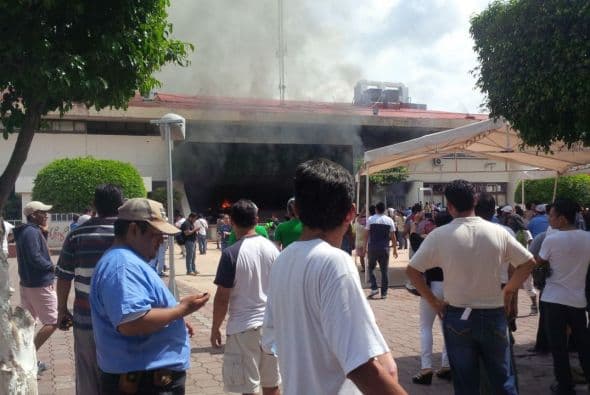 En las inmediaciones del lugar, muchas gente se concentró para observar lo ocurrido. Foto: Guadalupe Álvarez.