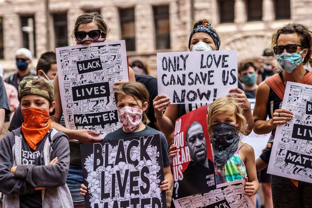Carteles que dicen "Black Lives Matter", en apoyo al movimiento en contra de la violencia policial contra los aforestadounidenses, en una protesta de este sábado en Minneapolis.
<b>George Floyd murió el 25 de mayo después de que un oficial de policía de Minneapolis se arrodilló en su cuello durante más de ocho minutos. El oficial ha sido despedido y acusado de asesinato en segundo grado.</b>
<br>
<br>