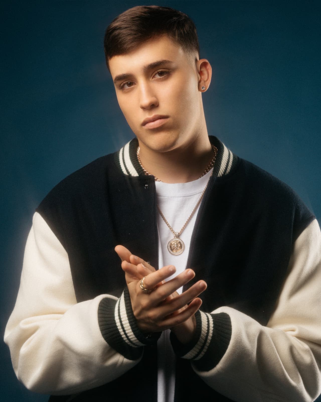 <a href="https://www.univision.com/musica/alejo-responde-si-haria-una-collab-con-cnco-y-como-fue-conocer-a-karol-g-y-feid-en-askingforafriend-video" target="_blank">Alejo</a> es un artista que inició su carrera como actor y bailarín en la Escuela de Bellas Artes de Caguas, Puerto Rico.