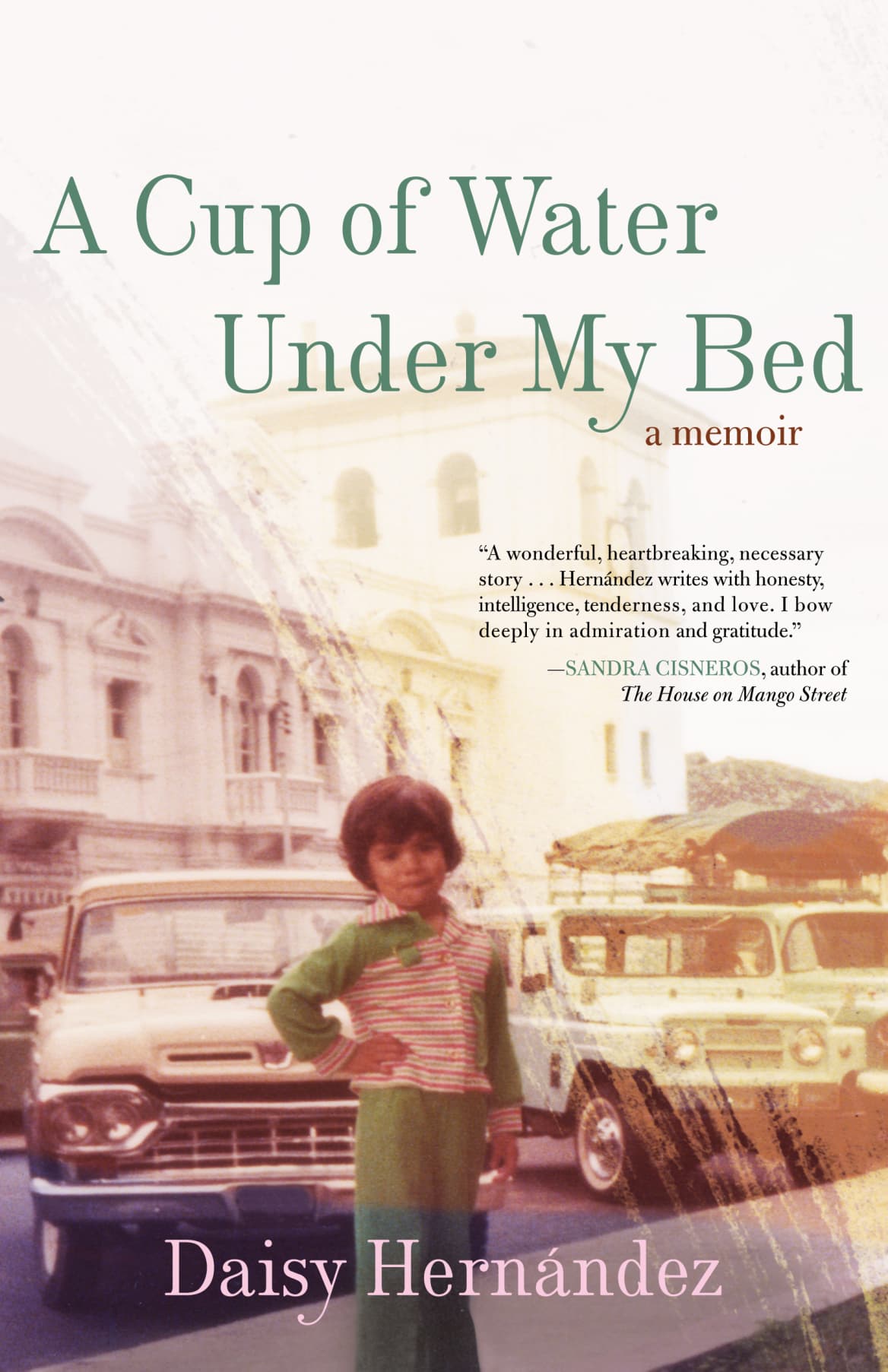 'A cup of Water Under my Bed', de Daisy Hernández. Se trata de un libro de memorias que retrata el efecto que tiene sobre la protagonista la herencia de una familia medio colombiana medio cubana con ideas muy particulares sobre el afecto, la raza o el dinero. Está dividido en pequeños capítulos temáticos en el que la autora explora temas tan su multiculturalidad, su bilingüismo, sus miedos y su salida del armario como una mujer bisexual. No está editado en español,
<a href="http://www.penguinrandomhouse.com/books/237684/a-cup-of-water-under-my-bed-by-daisy-hernandez/9780807062920/">pero sí en inglés</a>.