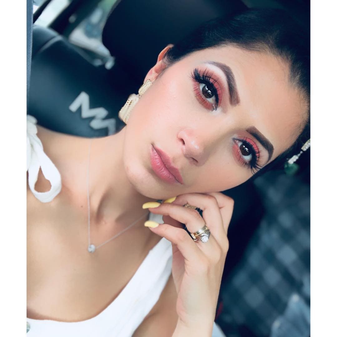 La madre de Kimbrely dijo en una conversación con Univision, que a su hija 
<b><a href="https://www.univision.com/famosos/la-boda-de-edwin-luna-y-kimberly-flores-es-un-circo-asegura-la-madre-de-la-novia">solo le importaba el dinero</a></b> y advirtió que "va a encontrar a otro idiota que ande ahí con ella y se olvidará de Edwin Luna".