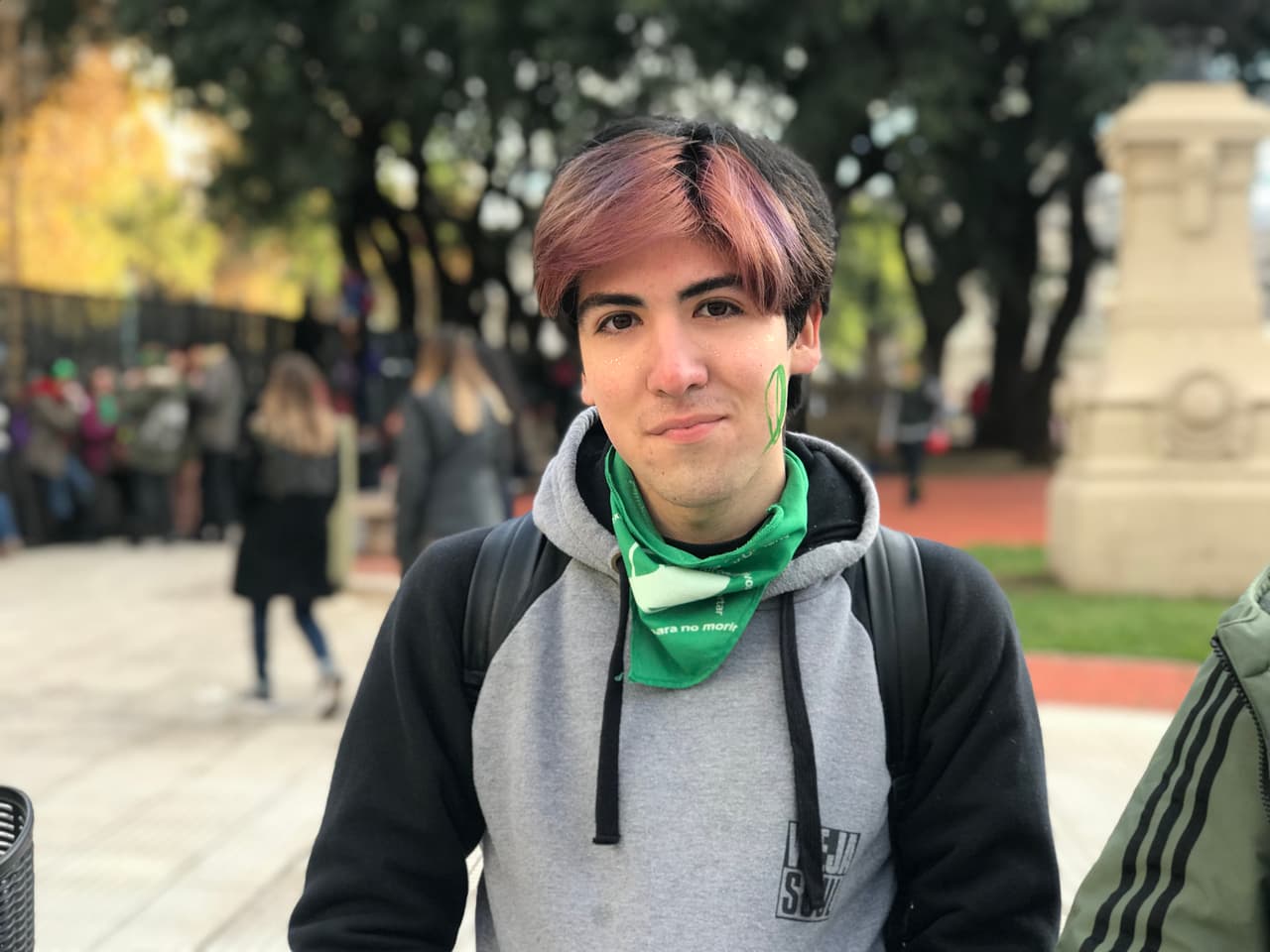 "A la gente que se hace llamar pro-vida les pido empatía con las mujeres y las madres, además hay que dejar que las mujeres elijan sobre su cuerpos. Y sobre todo, no todas las mujeres están en la misma igualdad de recursos para acceder a abortos seguros o poder criar a alguien como les gustaría", dice Nicolás de 17 años.