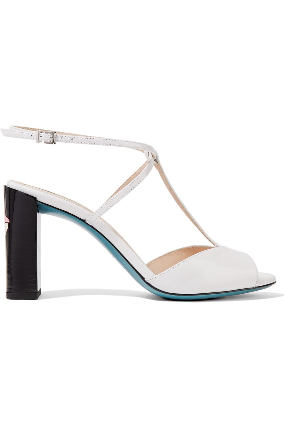 2. Las sandalias diseñadas con la clásica silueta en forma de T son perfectas para llevar con una falda en corte A, de preferencia a la altura de la rodilla. La correa delgada que va alrededor de tu tobillo estilizará tus piernas al momento. (
<b>Fendi)</b>
<br>