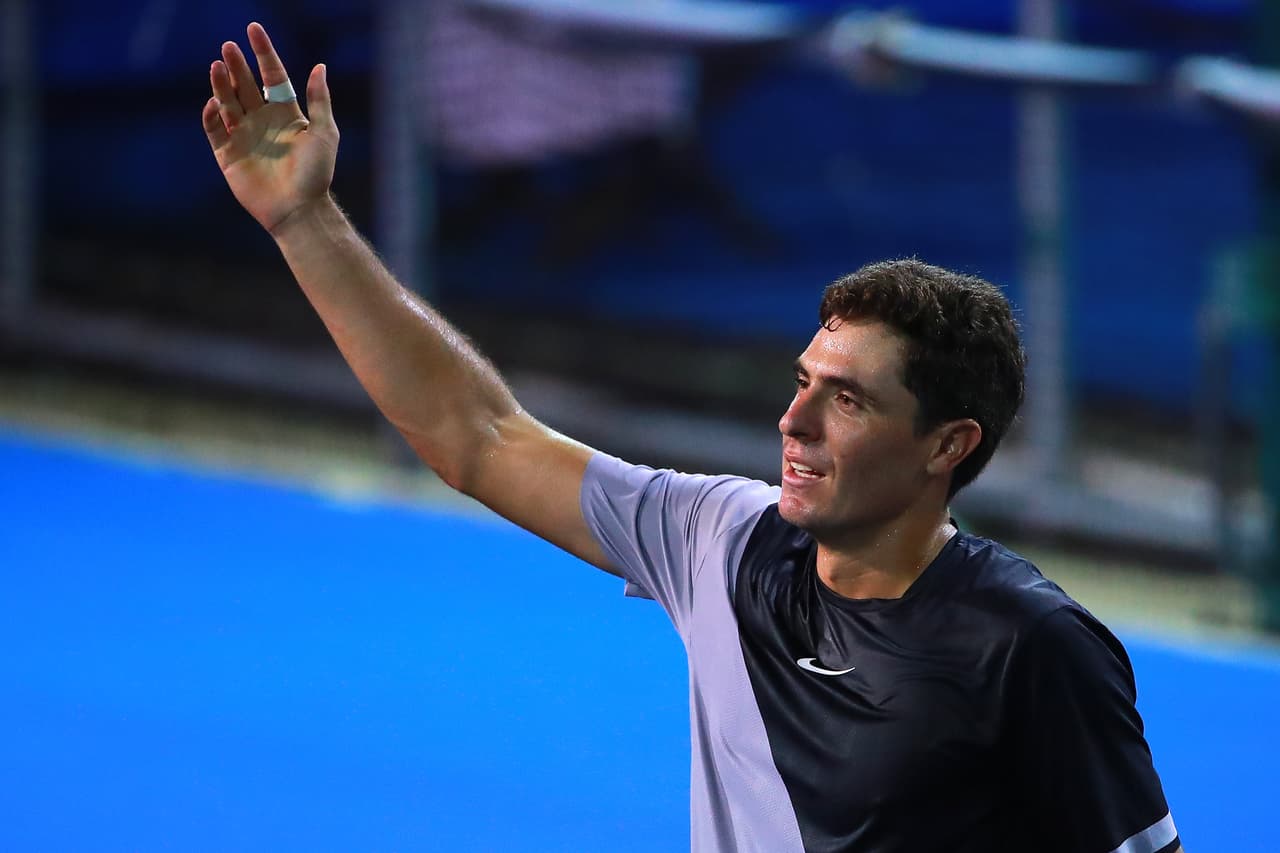 El estadounidense de raíces mexicanas Ernesto Escobedo dio una de las sorpresas de la jornada al superar por 7-5, 7-6 (3) a su compatriota Jack Sock cuarto preclasificado.